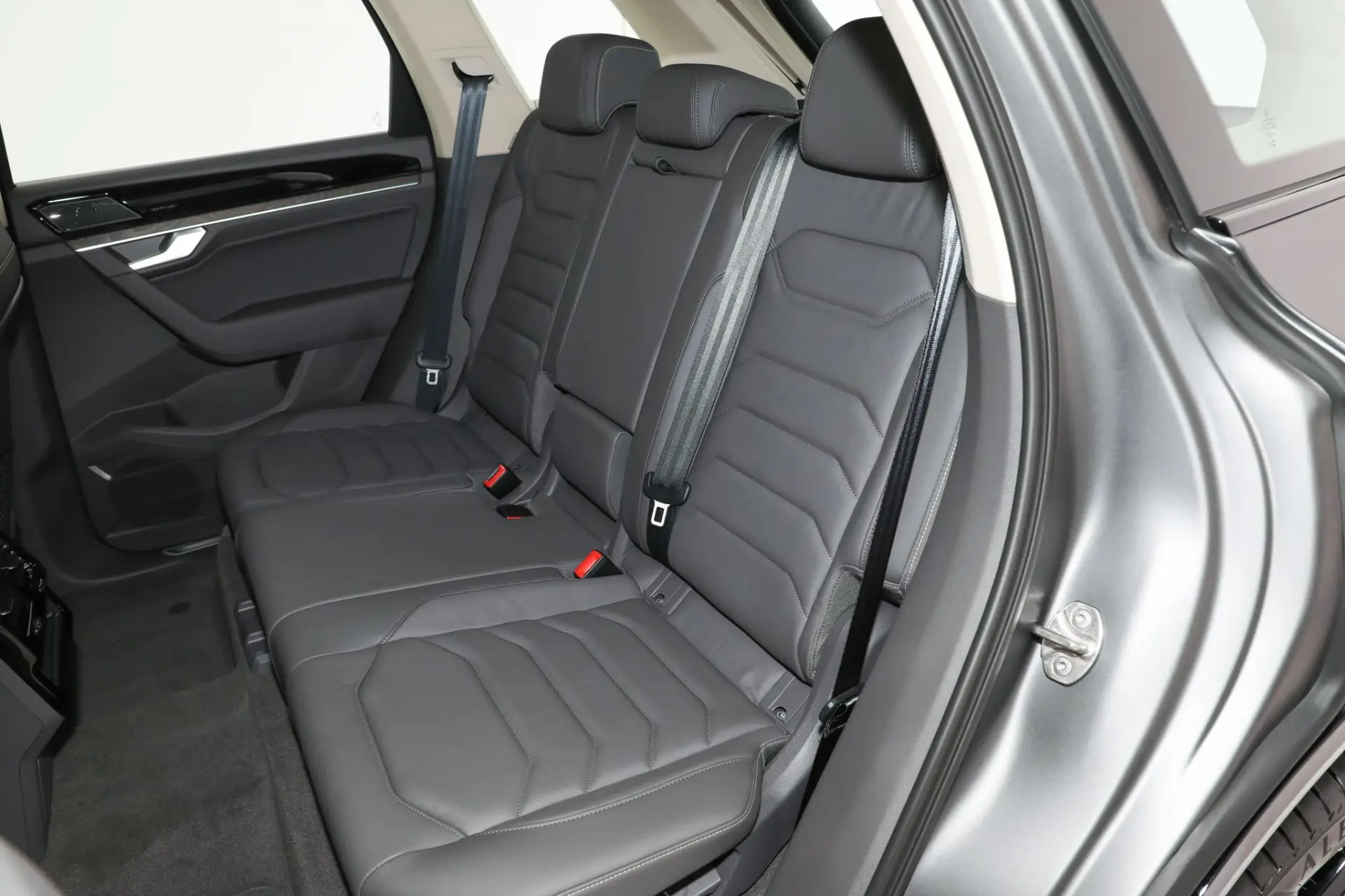 Discover Volkswagen Volkswagen Touareg Exterior Interior Images.Find all aspects and details of cars.