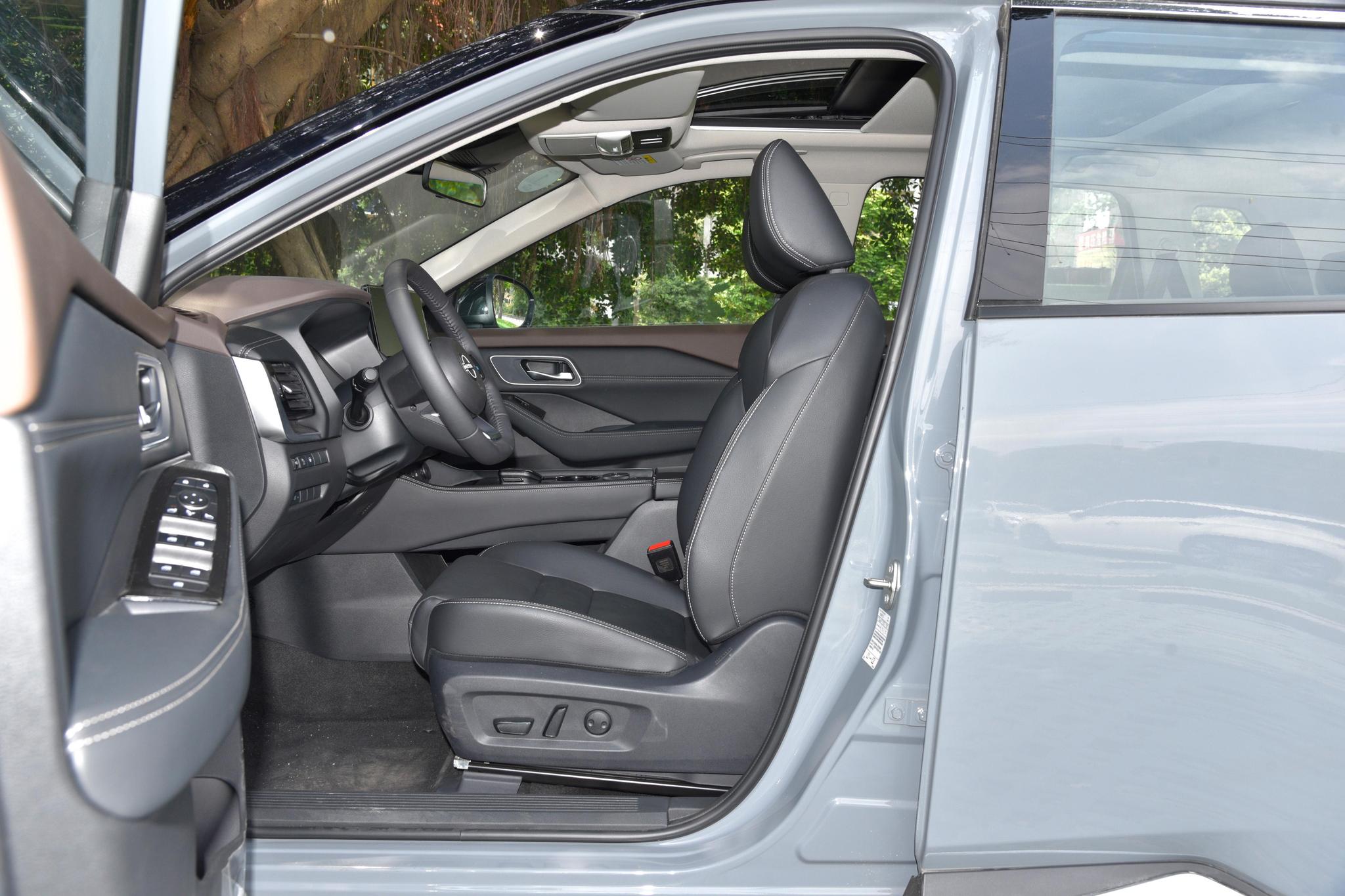 Discover Nissan Nissan XTrail Exterior Interior Images.Find all aspects and details of cars.