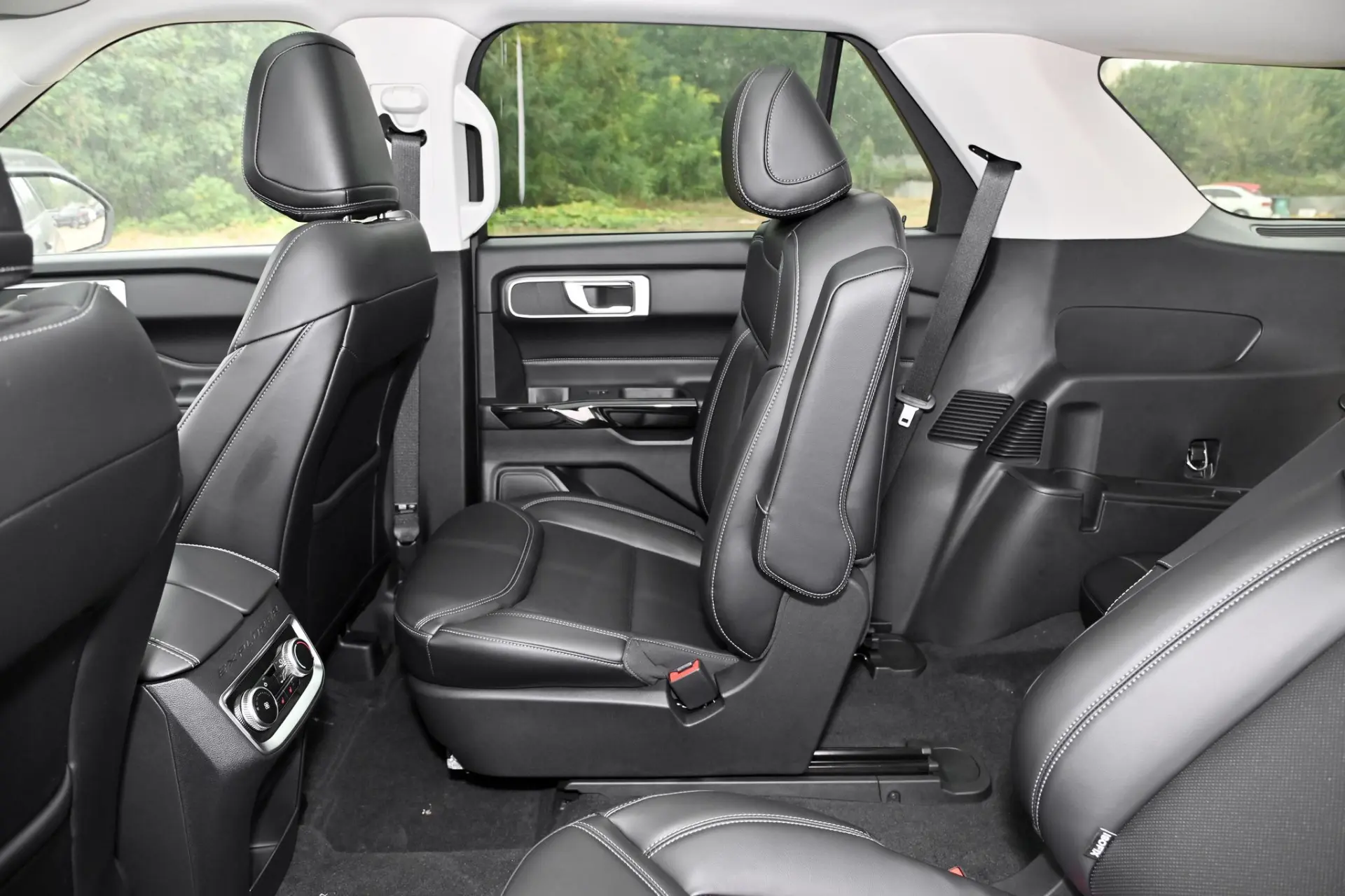 Discover Ford Ford Explorer Exterior Interior Images.Find all aspects and details of cars.