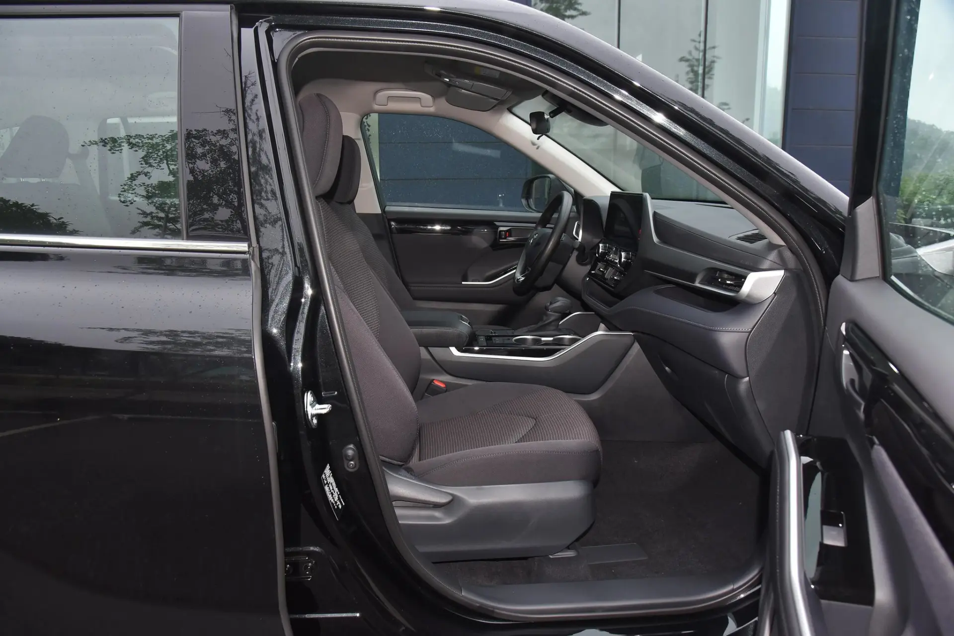 Discover Toyota Toyota Highlander Exterior Interior Images.Find all aspects and details of cars.