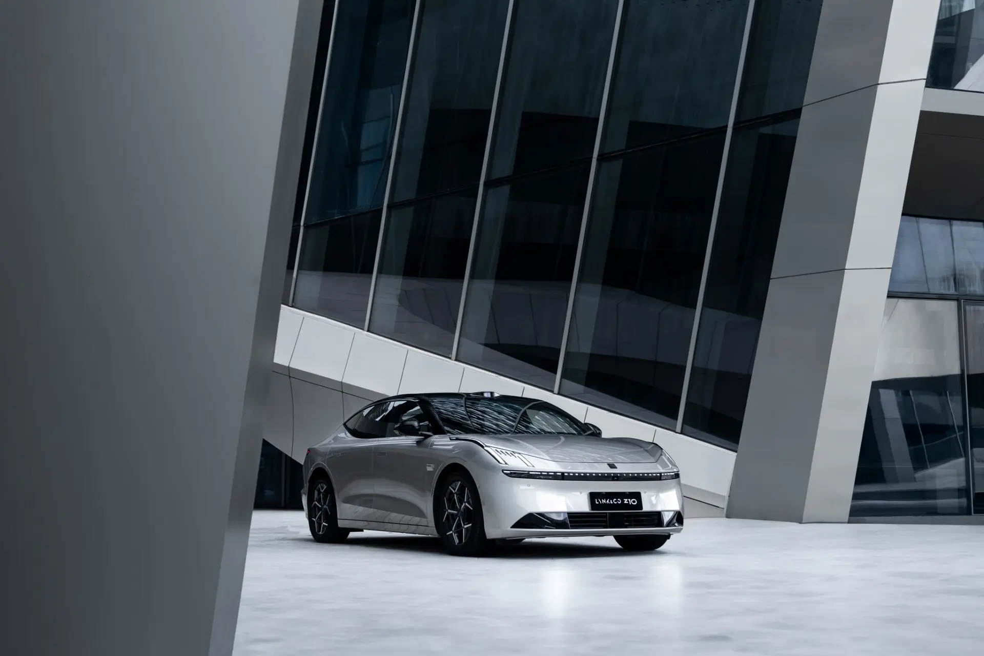 Discover LYNK&CO Lynk & Co Z10 Exterior Interior Images.Find all aspects and details of cars.