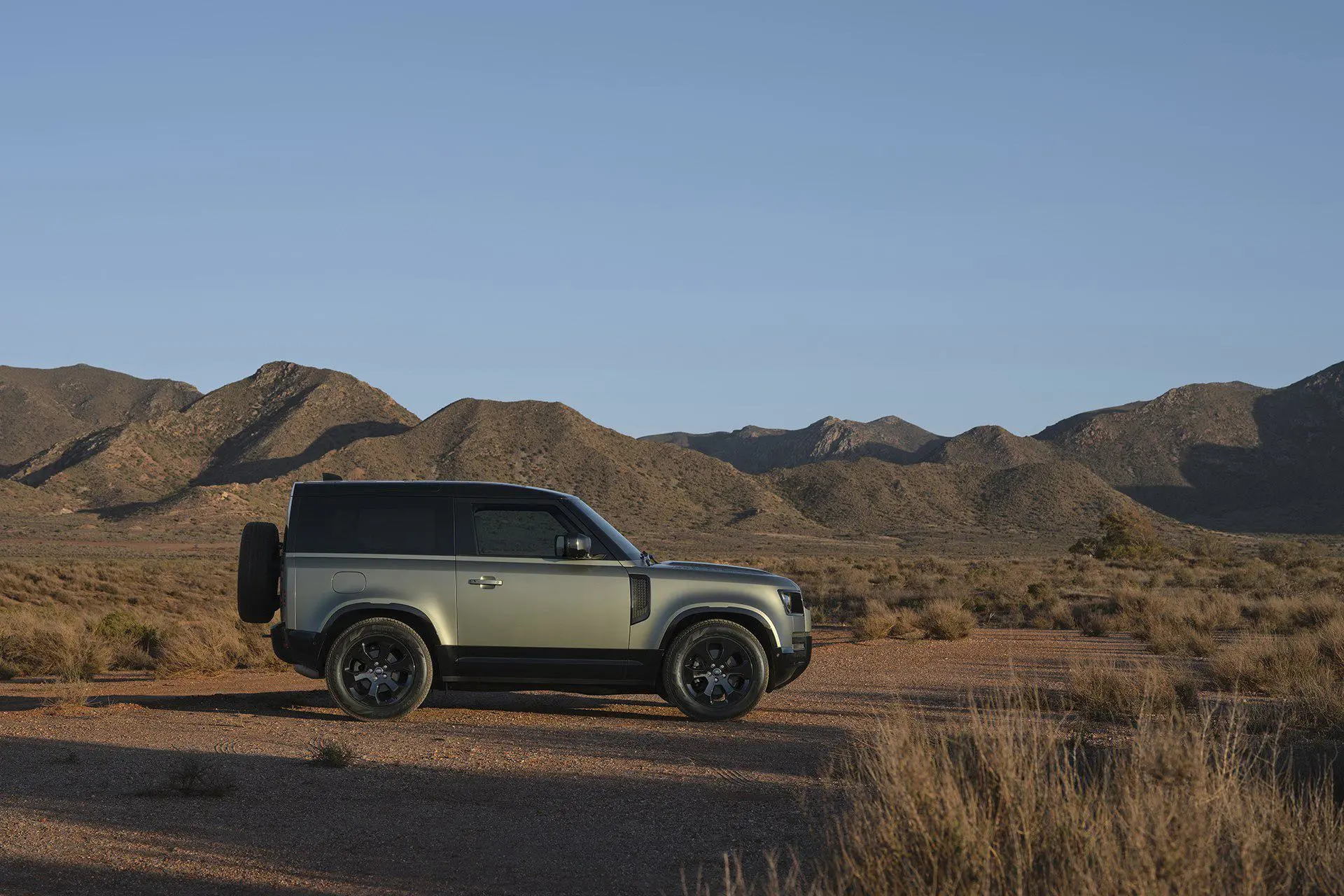 Discover Landrover Land Rover Defender Exterior Interior Images.Find all aspects and details of cars.