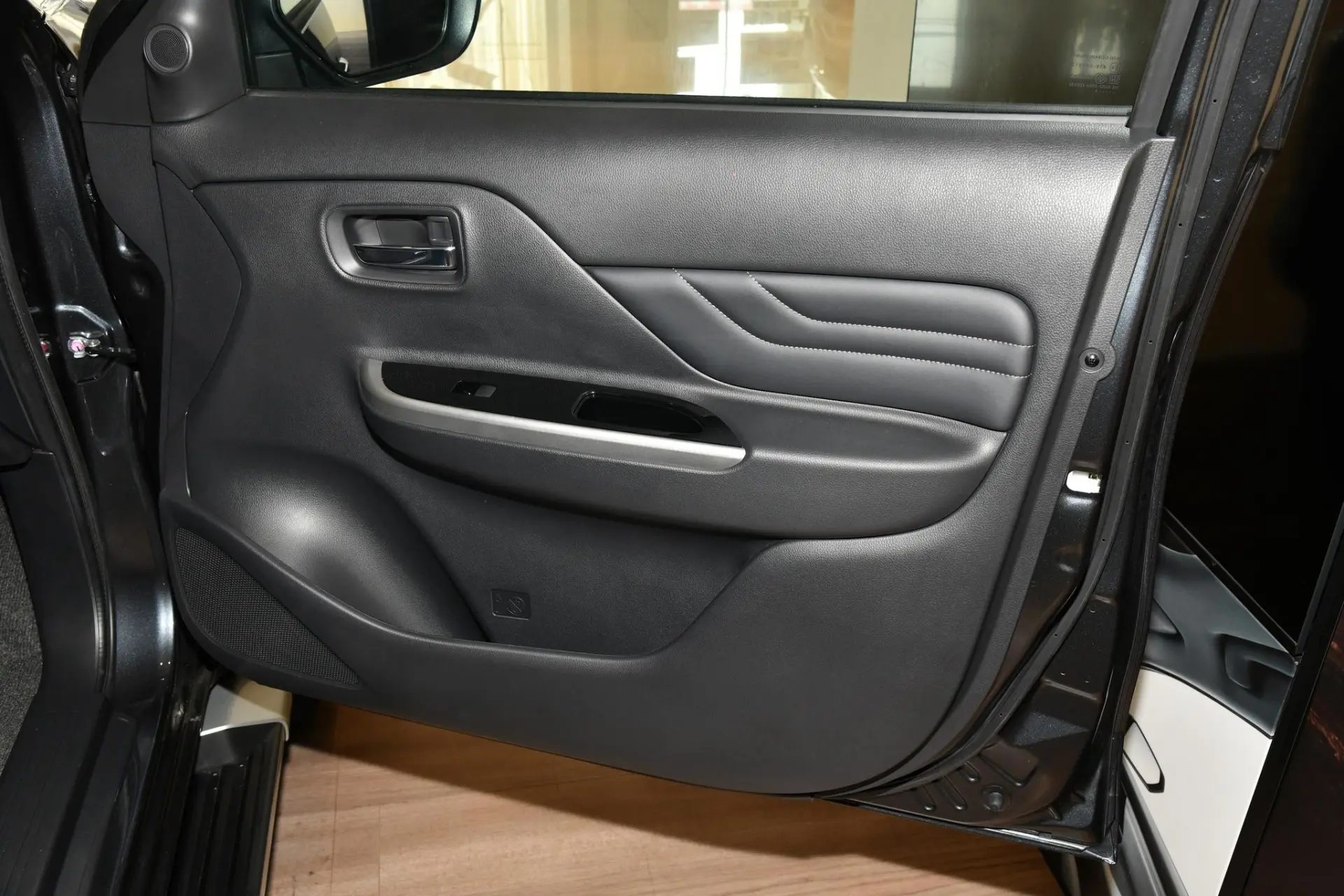 Discover Mitsubishi Mitsubishi L200 Exterior Interior Images.Find all aspects and details of cars.