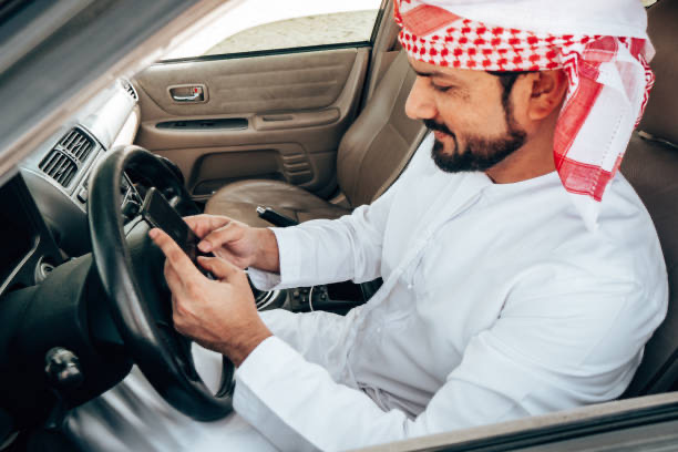 تعرّف على عدد لترات الزيت التي تحتاجها سيارتك تويوتا هايلكس ديزل 2023 بناءً على تحديث الصيانة لعام 2025. يصف نوع الزيت المناسب وجدول التغيير المناسب.
