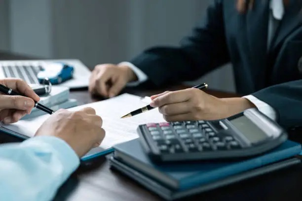 دليل عملي للعناية ببطارية نيسان ماركي الخاصة بك، بما في ذلك خطوات الاستبدال، ونصائح حول العمر المتوقع، والحلول الاقتصادية.