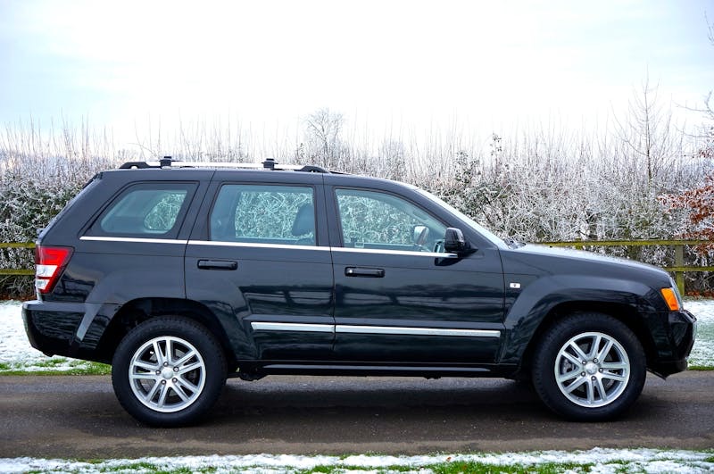 Compare the 2025 Ford Edge and Escape and discover key differences in size, fuel efficiency, and technology features. 