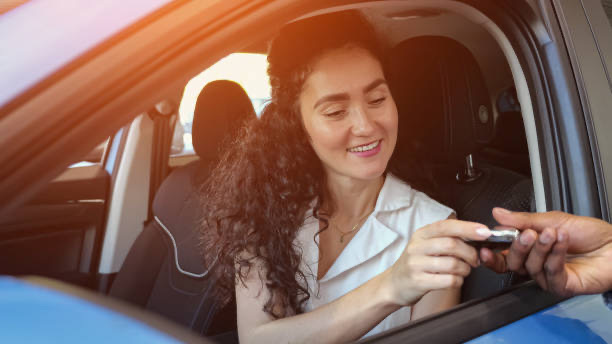 اكتشف كم تكلفة تأمين السيارات في دبي لعام 2025 مع تحليل مفصل لعوامل الأسعار، أنواع التغطيات
